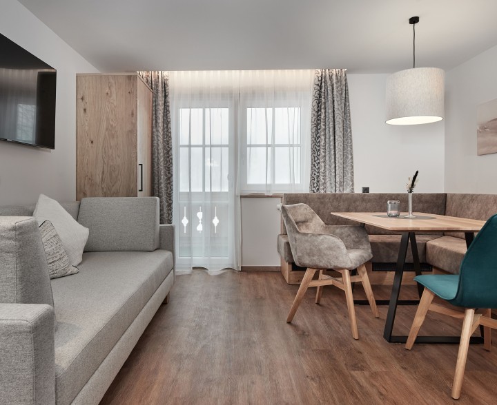 Appartement Wieslbauer mit Couch und Essbereich