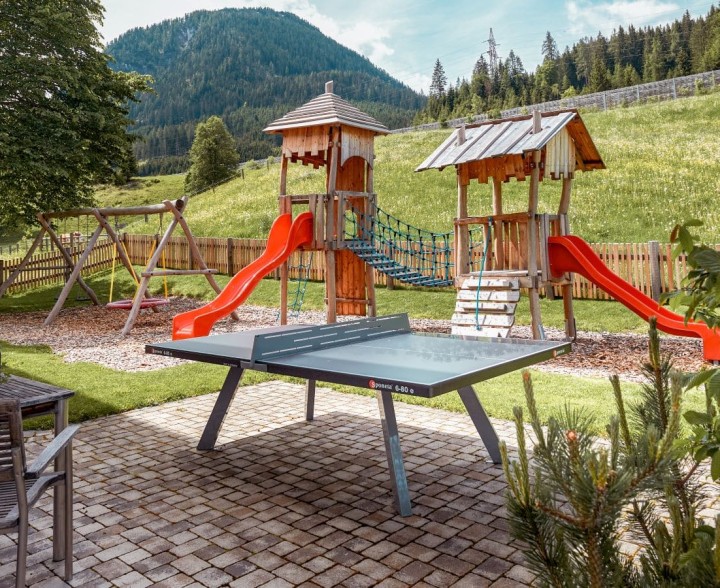 Spielplatz mit Rutschen, Schaukeln und Tischtennis