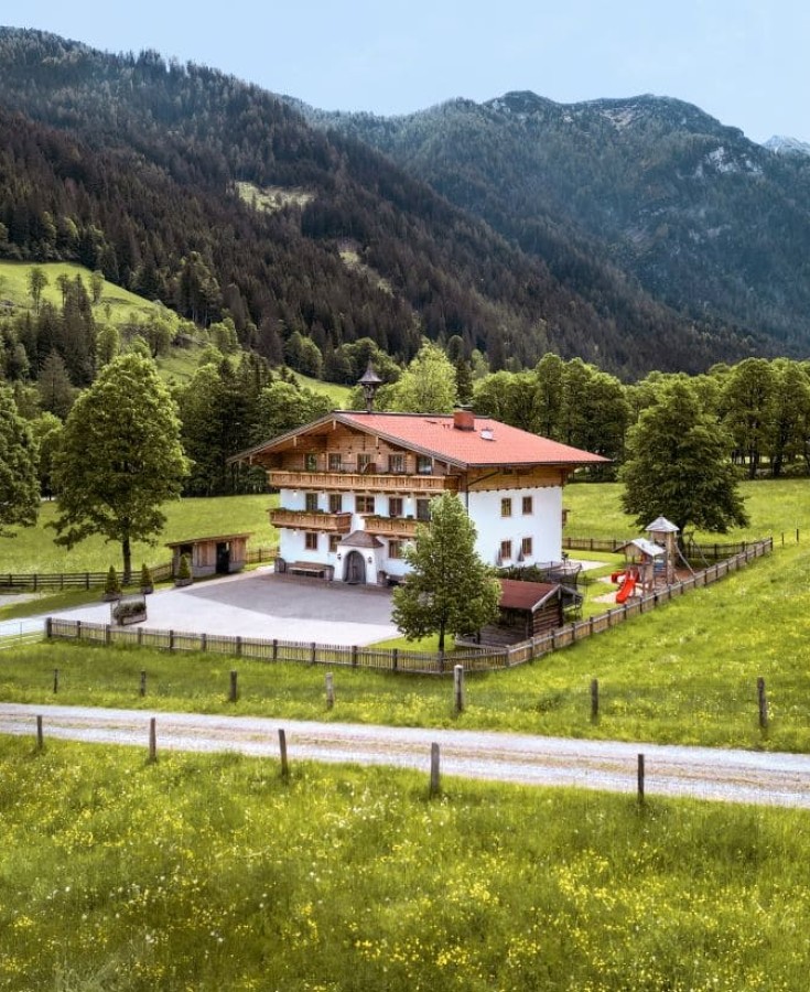 Idyllische Lage vom Wieslbauer inmitten der grünen Alpenlandschaft von Flachauwinkl