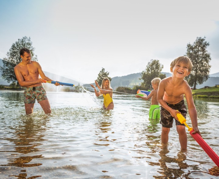 Familie am Badesee in Flachauwinkl © Flachau Tourismus | zooom productions 