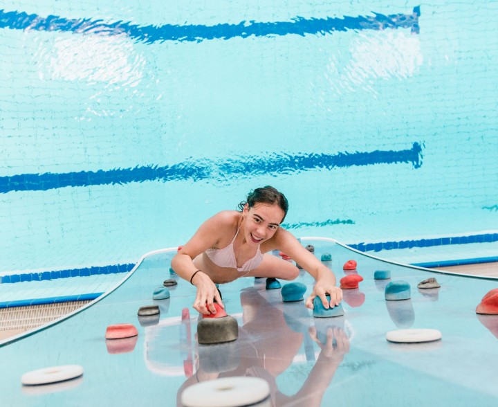 Wasserkletterwand in der Erlebnis-Therme Amadé in Altenmarkt © Erlebnis-Therme-Amadé