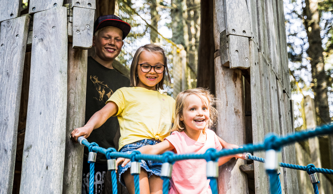 Kinder beim Floris Erlebnispfad in Flachau, Salzburger Land © Flachau Tourismus  Markus Kohlmayer