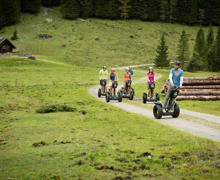 Familie fährt Segway in Flachau, Salzburger Land © Flachau Tourismus